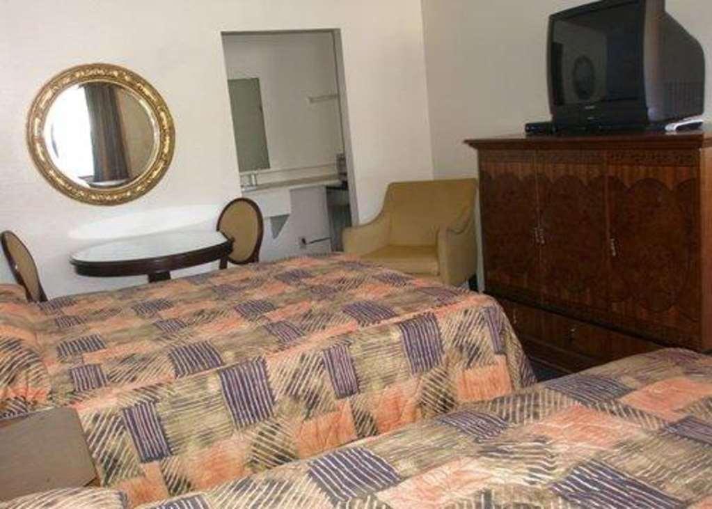 Beyond Stay Hotel Victorville Downtown Room photo